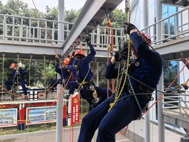 再次开练！全市消防救援队伍2023年泛亚电竞官方度山岳（绳索）救援技术培训班第三期、第四期在峨眉山开训(图1)