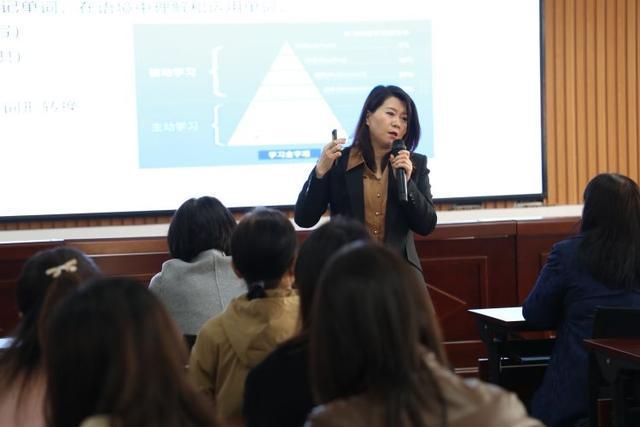 泛亚电竞平台新城区“新城新韵”课堂教学研讨培训会在东方中学举行(图5)